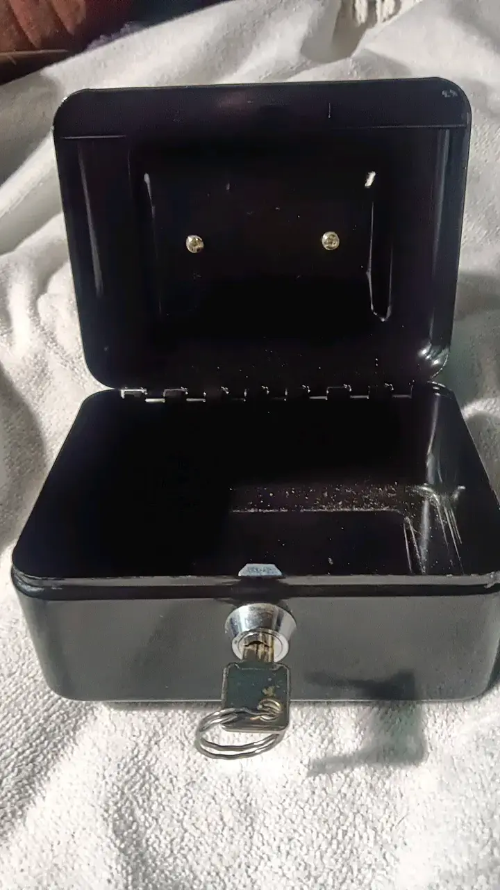 Caja de seguridad metálica con llave
