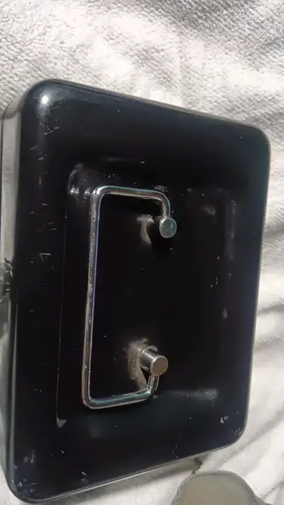 Caja de seguridad metálica con llave - miniatura 4