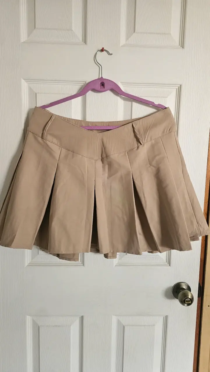 Falda corta beige con pliegues