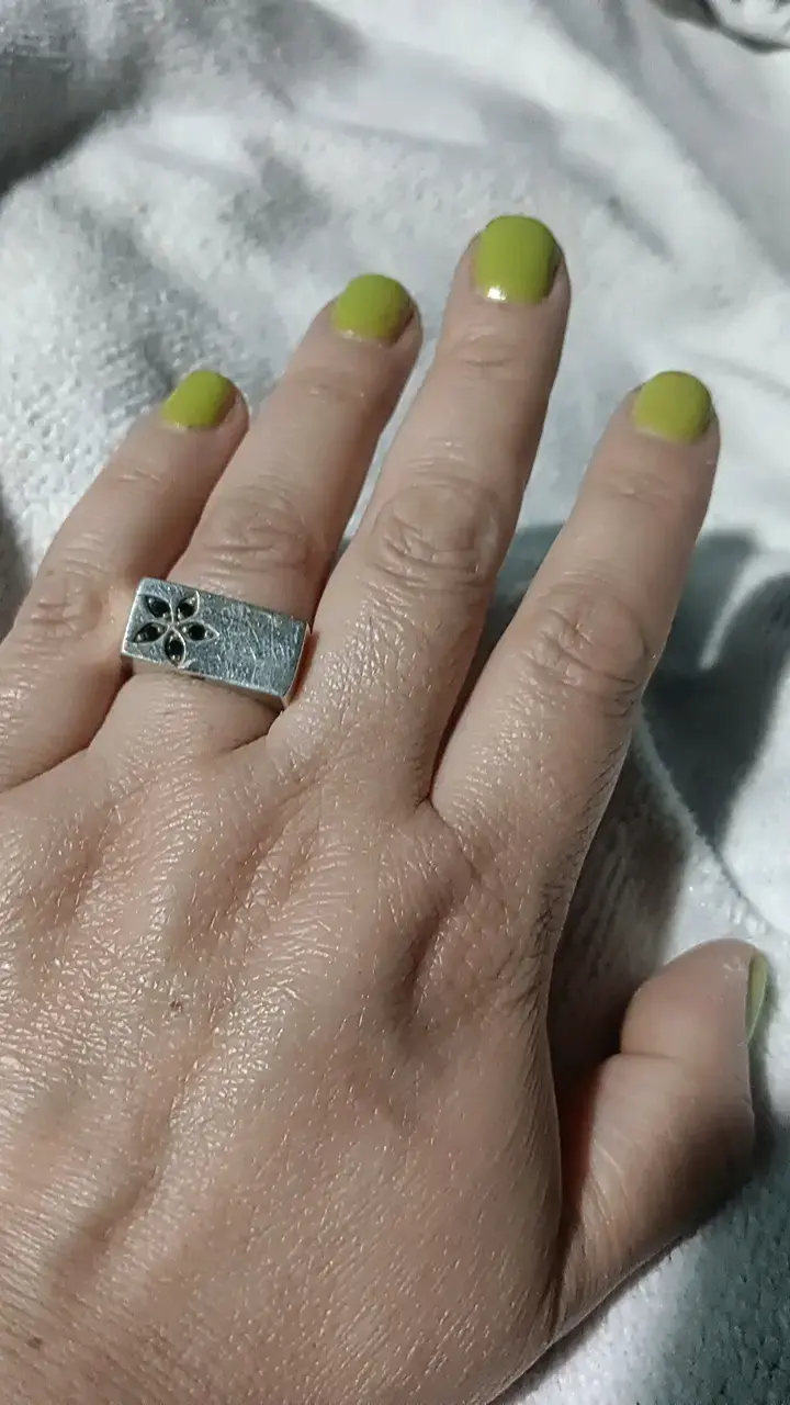 Anillo de plata con diseño floral