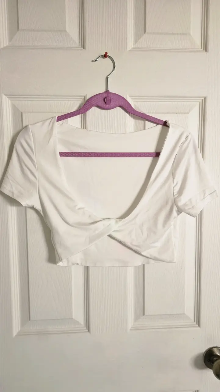Polera Blanca Corta con Escote Cruzado en espalda - 2