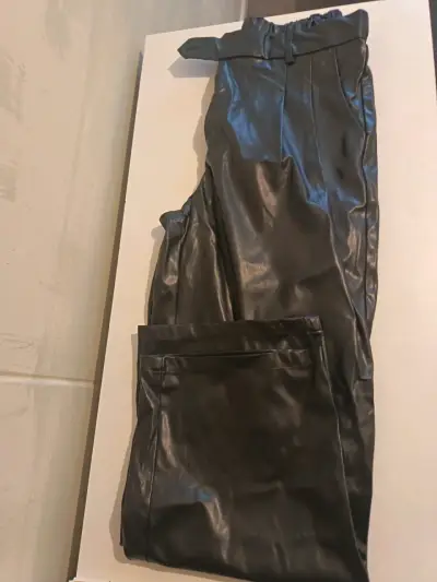 Pantalones de cuero sintético negro unisex - miniatura 2