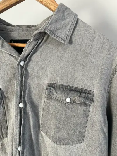 Camisa de mezclilla gris para hombre - miniatura 2