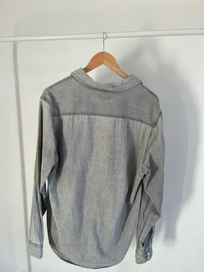 Camisa de mezclilla gris para hombre - miniatura 3
