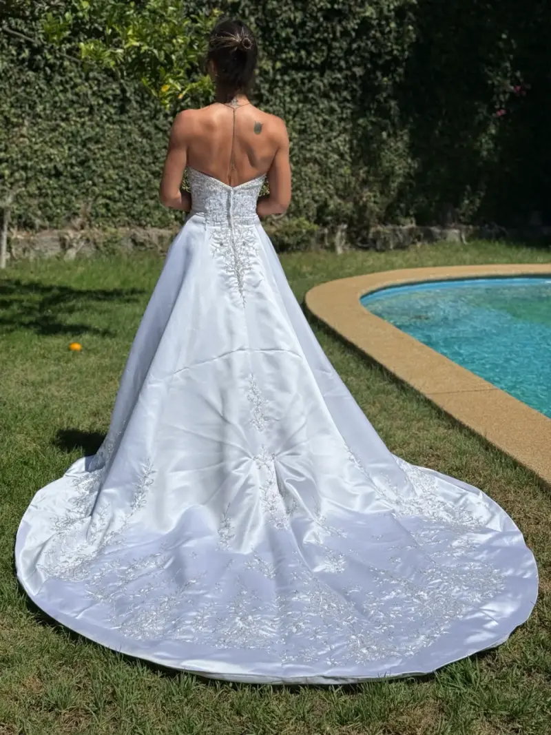 Vestido de novia blanco con piedrería y cola larga - 1