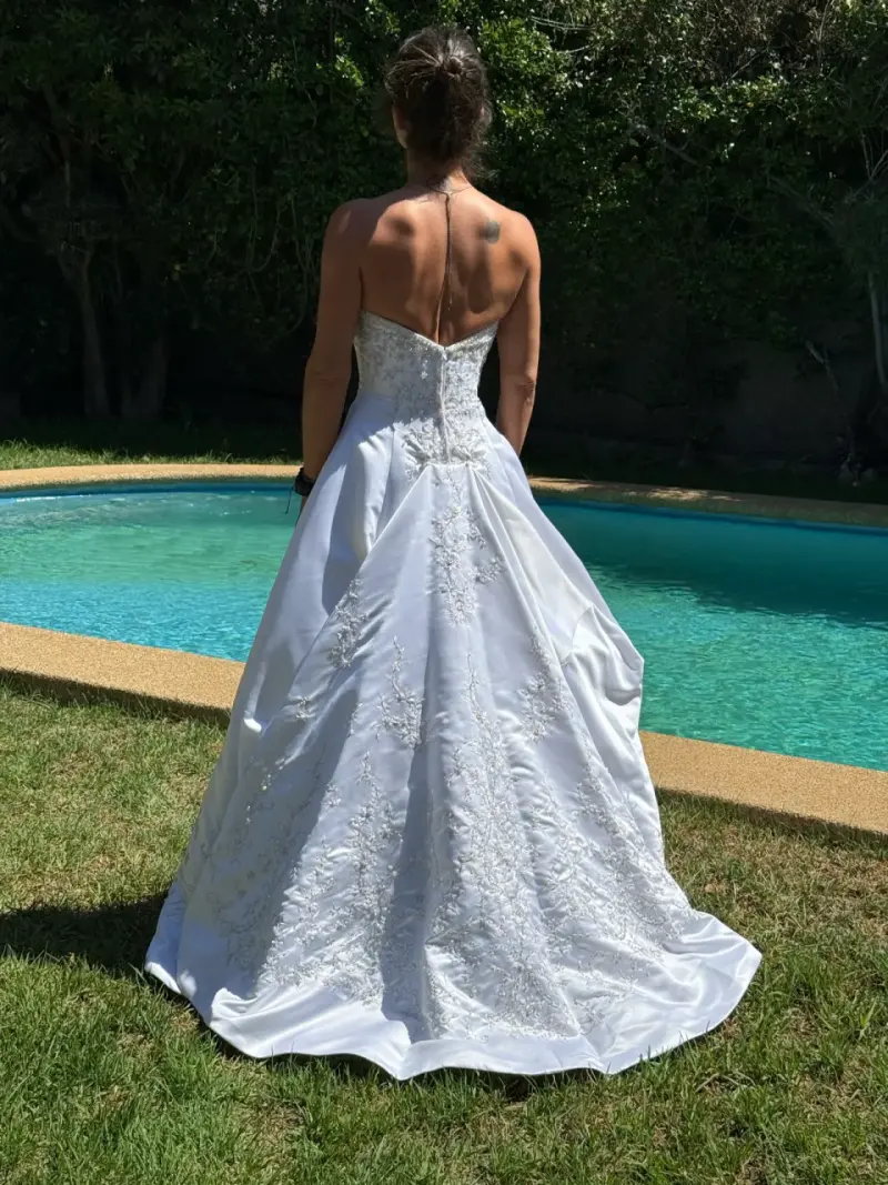 Vestido de novia blanco con piedrería y cola larga - 2