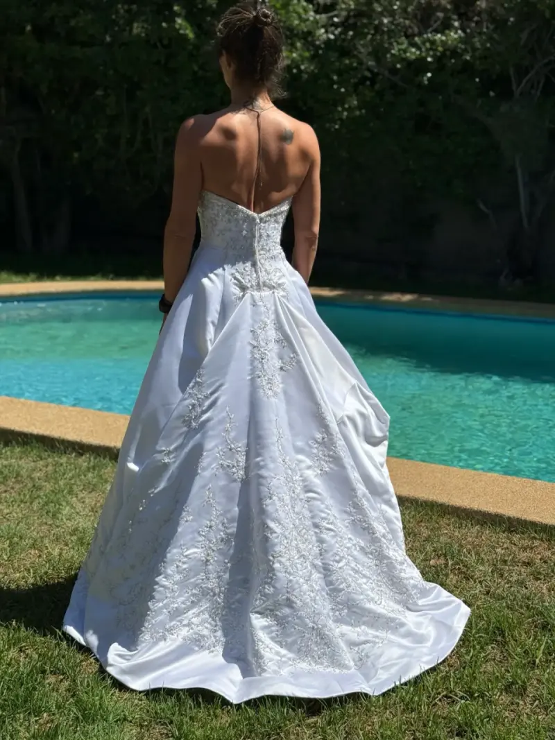 Vestido de novia blanco con piedrería y cola larga - 3