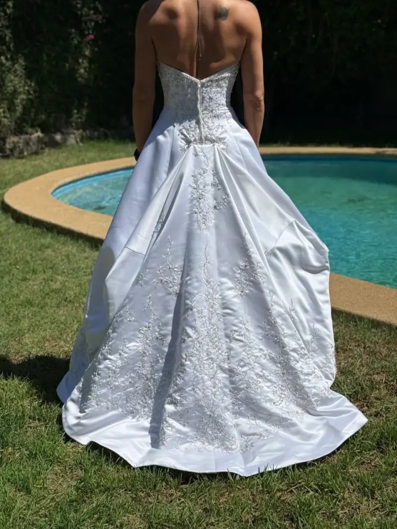 Vestido de novia blanco con piedrería y cola larga - 4