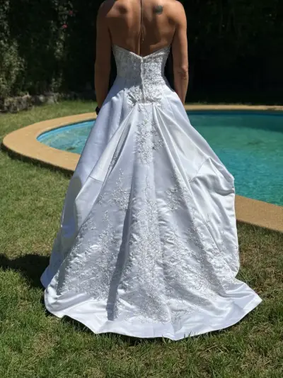 Vestido de novia blanco con piedrería y cola larga - miniatura 4