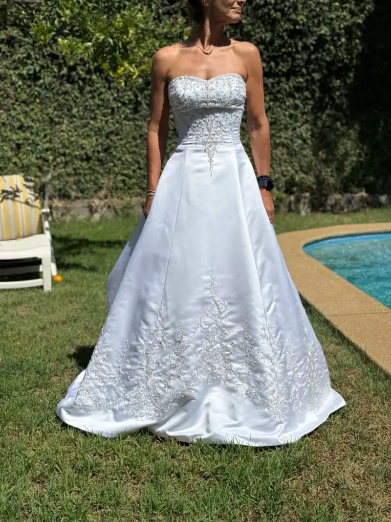Vestido de novia blanco con piedrería y cola larga - 5