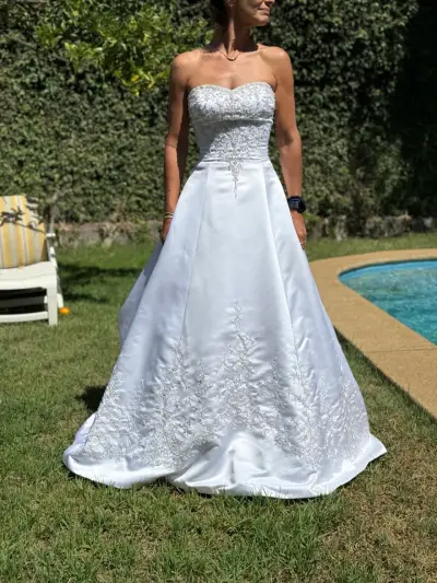 Vestido de novia blanco con piedrería y cola larga - miniatura 5