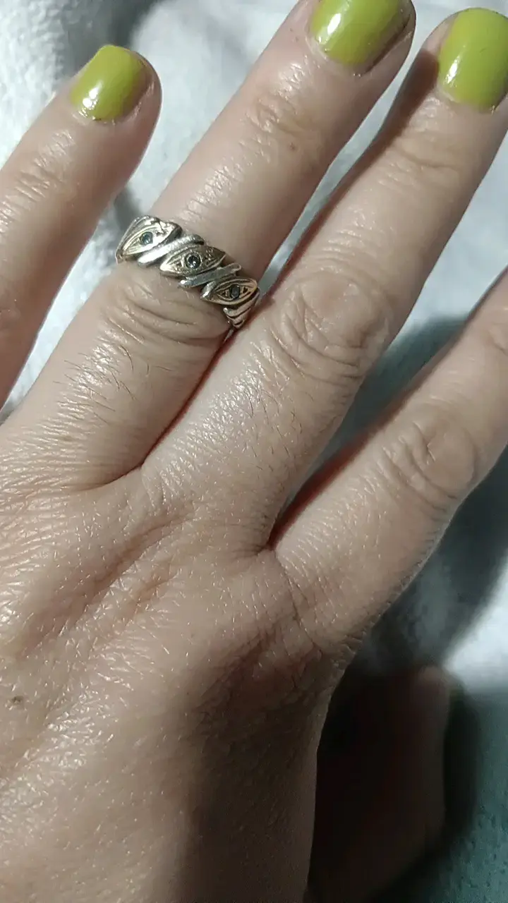 Anillo de plata con diseño de hojas