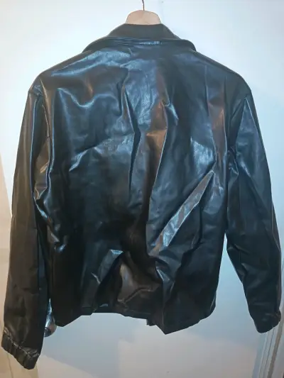 Chaqueta de cuero sintético negra para hombre - miniatura 2
