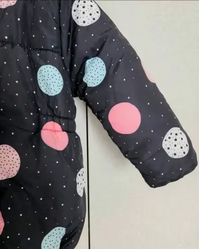 Abrigo con diseño de lunares - miniatura 4