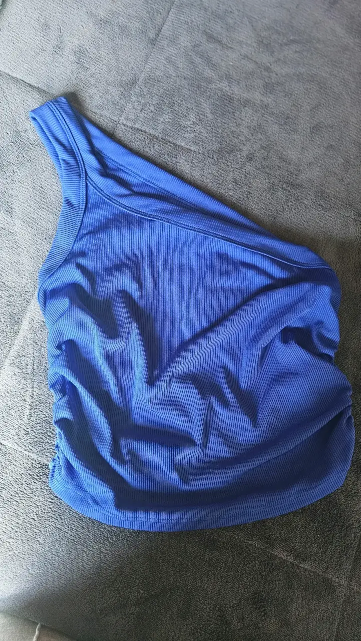 Top asimétrico azul para mujer
