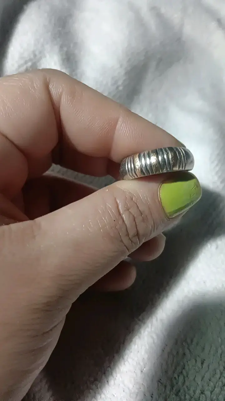 Anillo de plata con diseño acanalado