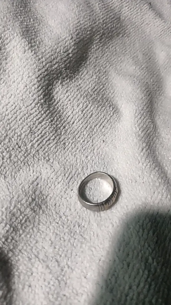 Anillo de plata con diseño acanalado - 2