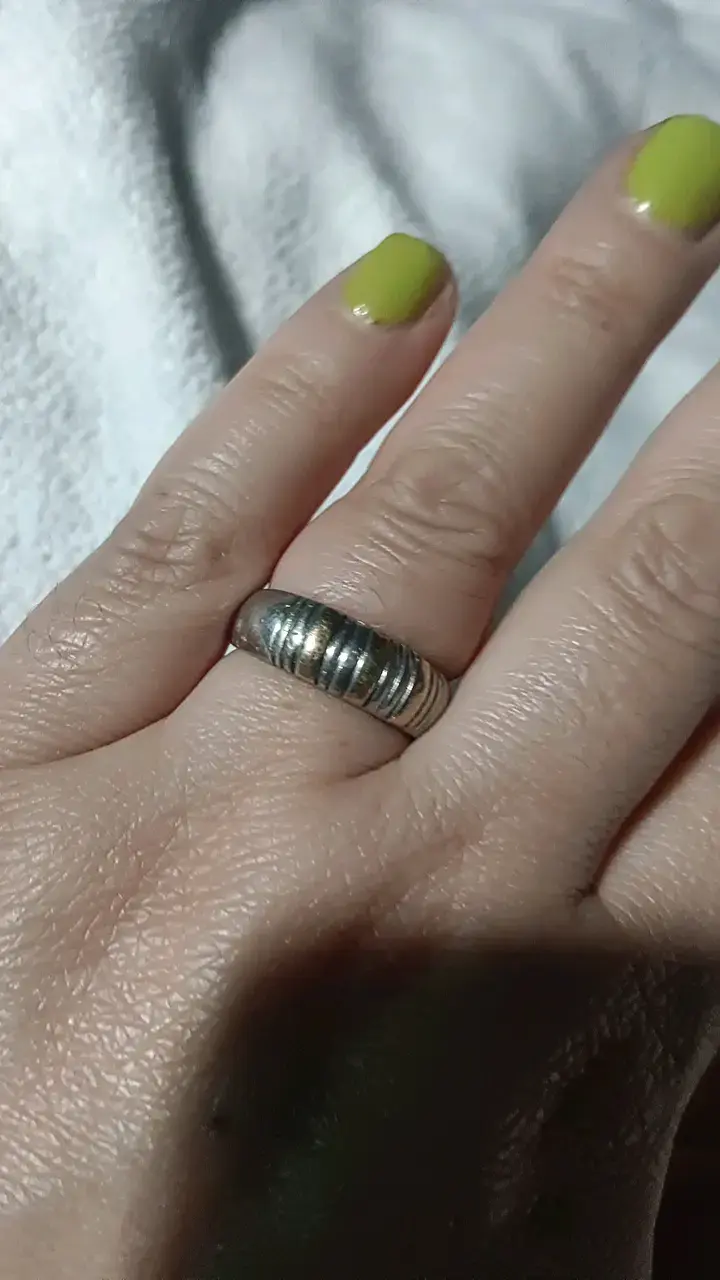 Anillo de plata con diseño acanalado - 4