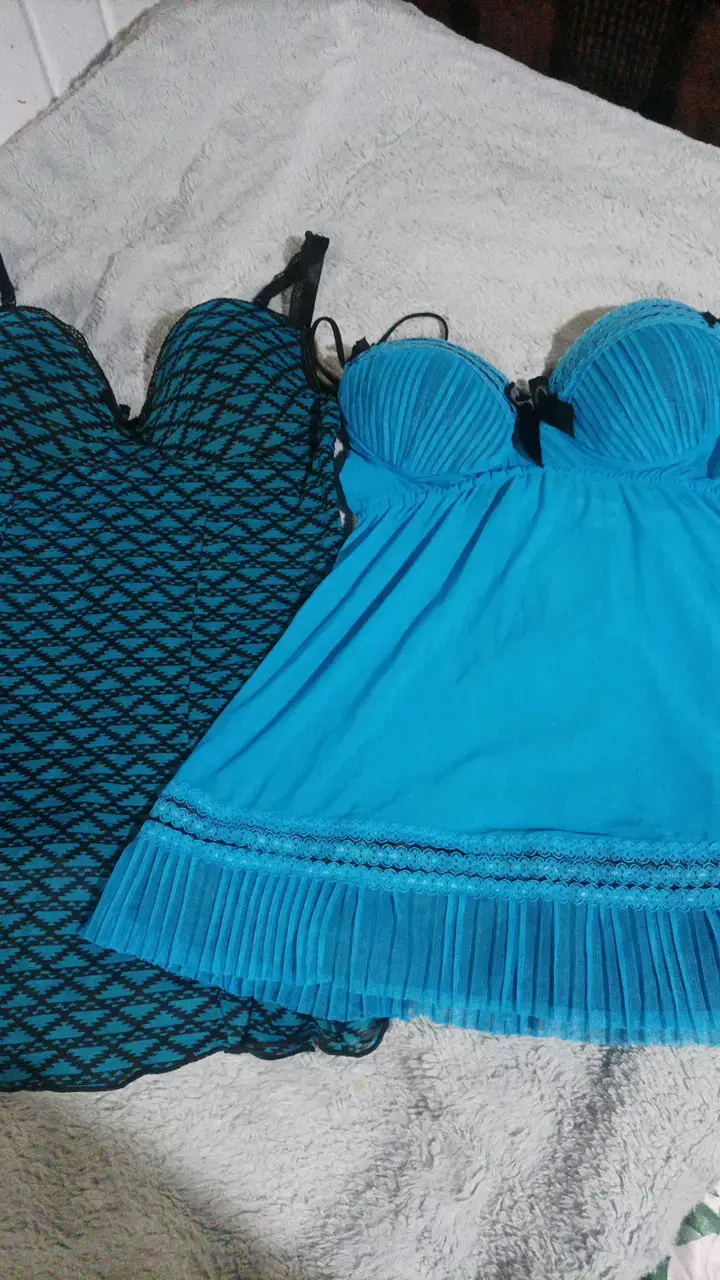 Conjunto de lencería azul con encaje - 1