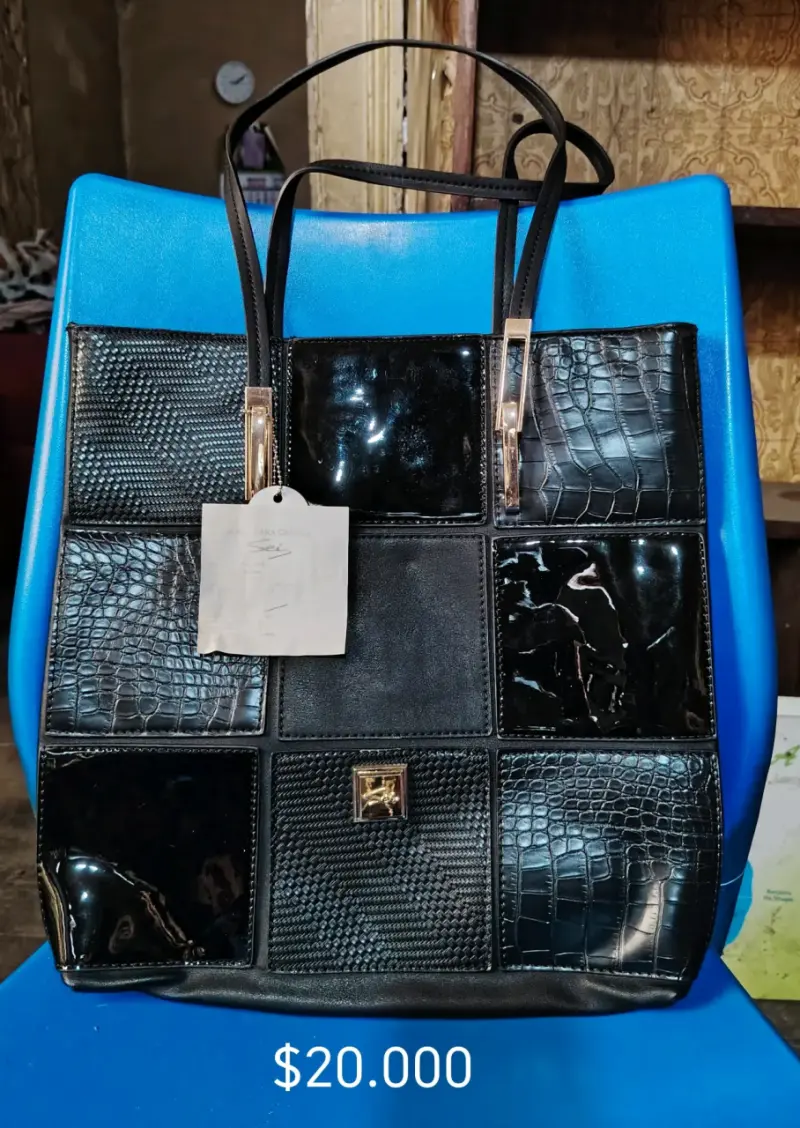 Bolso negro con diseño de cuadros