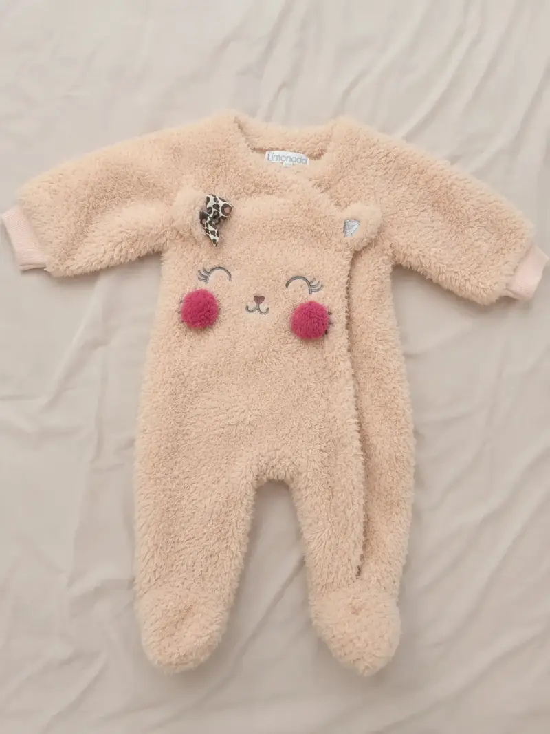 Enterito de bebé peludo con diseño de oso