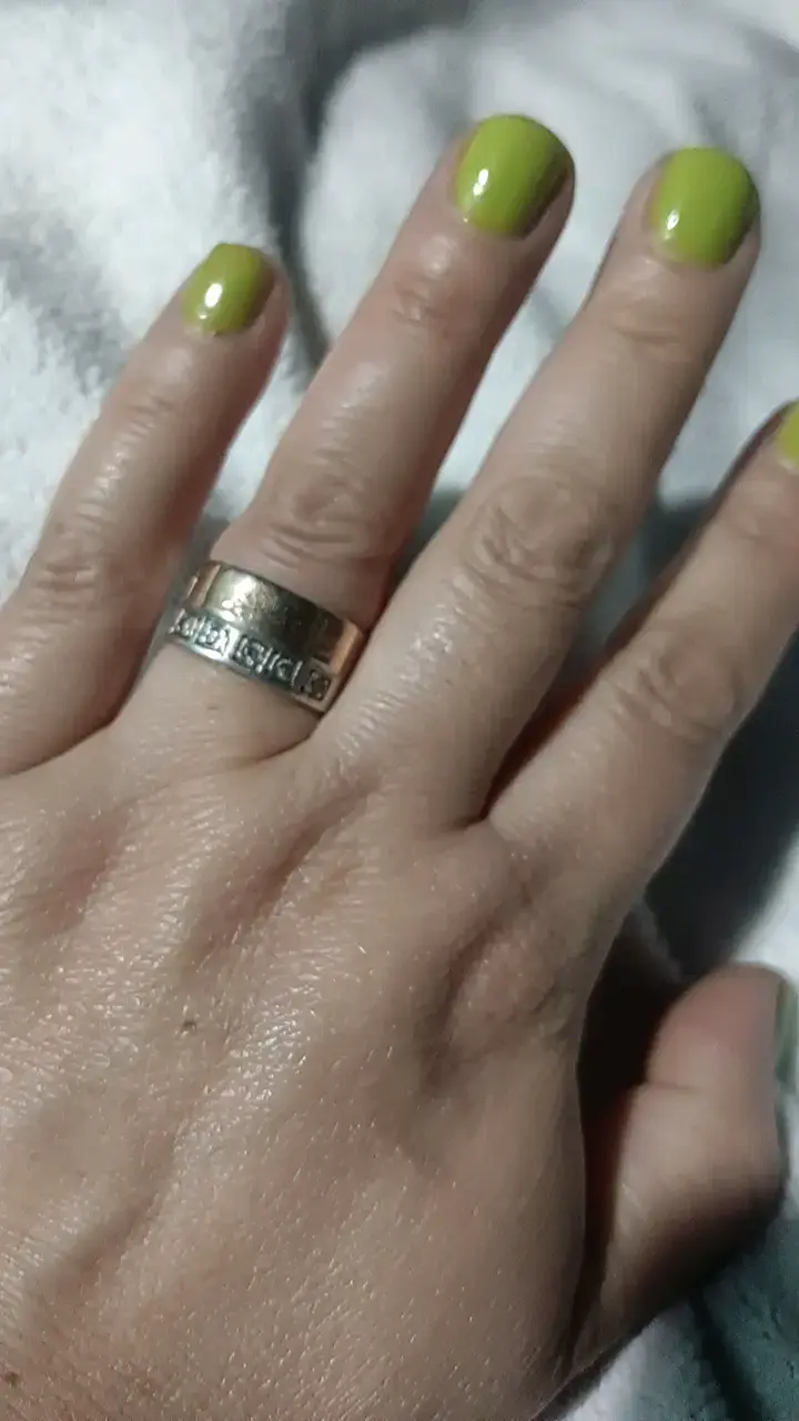 Anillo de acero inoxidable con diseño grabado