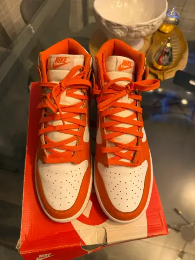 Zapatillas Nike Dunk High Naranja y Blanco - miniatura 1