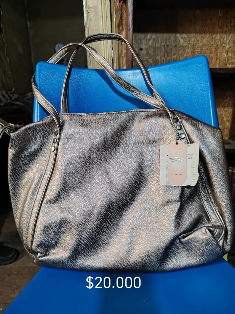 Bolso de cuero sintético color plateado