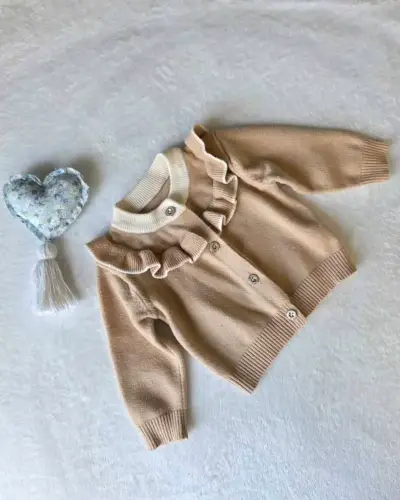 Chaleco beige con volantes - miniatura 1