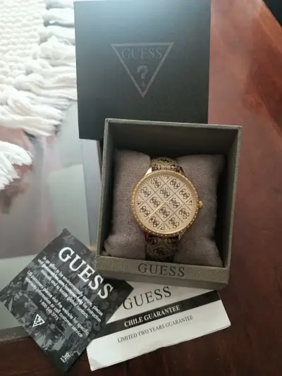 Reloj Guess dorado con diseño elegante - miniatura 1