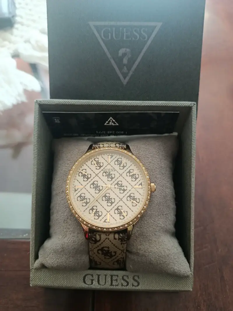 Reloj Guess dorado con diseño elegante - 2