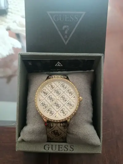 Reloj Guess dorado con diseño elegante - miniatura 2