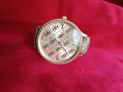 Reloj Guess dorado con diseño elegante - miniatura 3