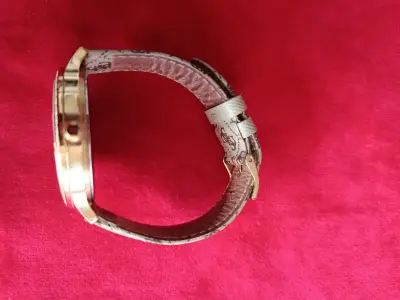 Reloj Guess dorado con diseño elegante - miniatura 4