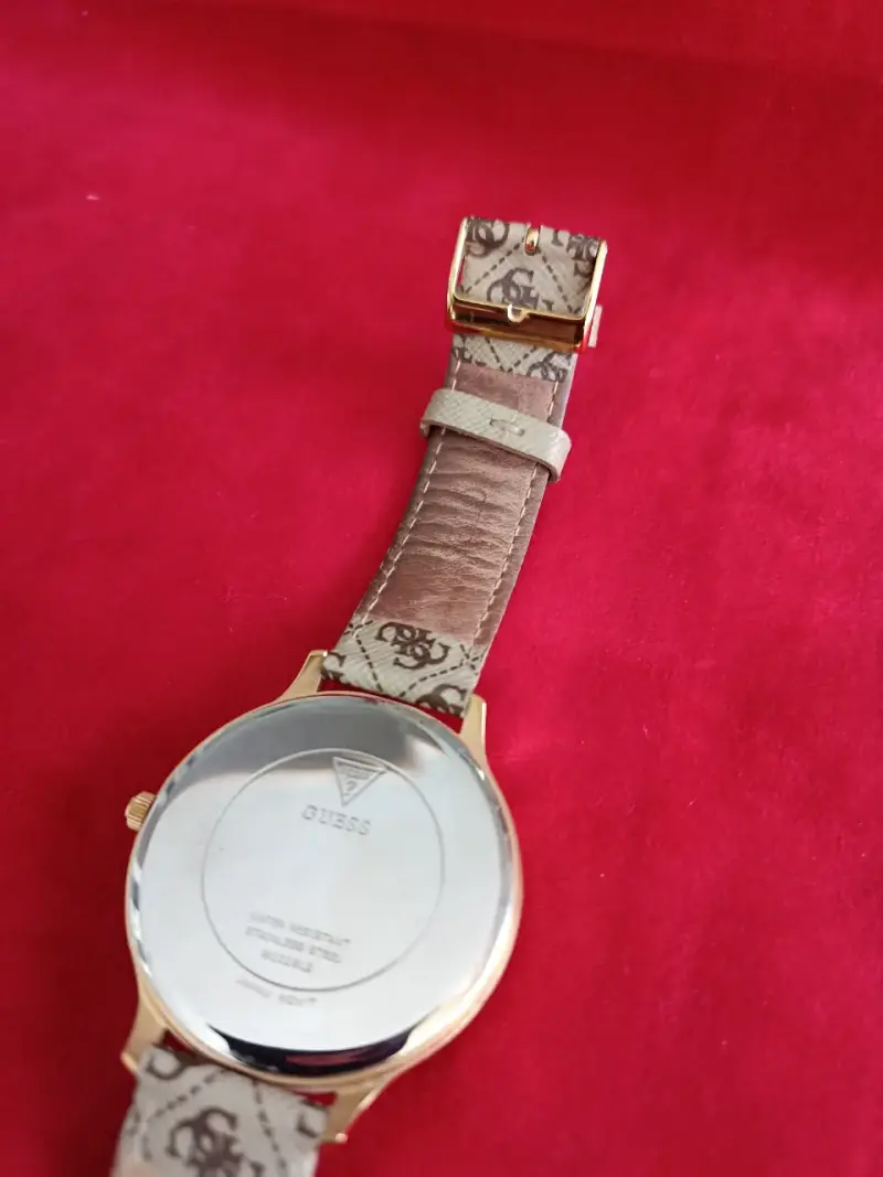 Reloj Guess dorado con diseño elegante - 5