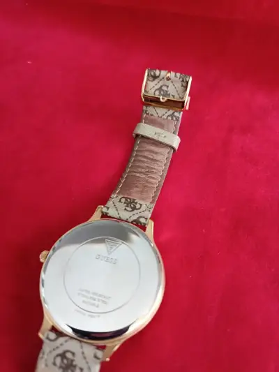 Reloj Guess dorado con diseño elegante - miniatura 5