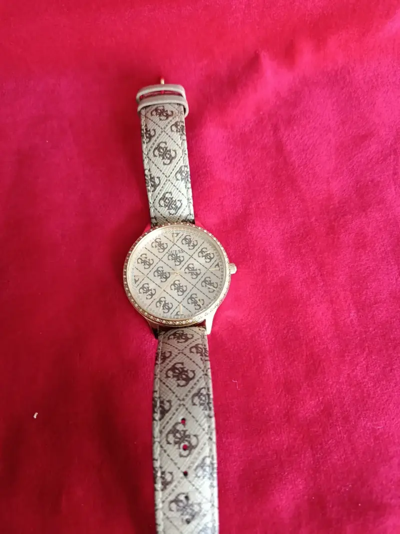 Reloj Guess dorado con diseño elegante - 6