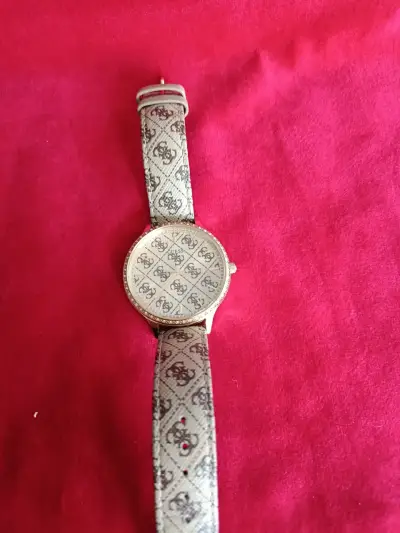 Reloj Guess dorado con diseño elegante - miniatura 6