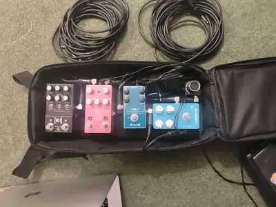 Set de pedales de efectos para guitarra con cables - miniatura 1
