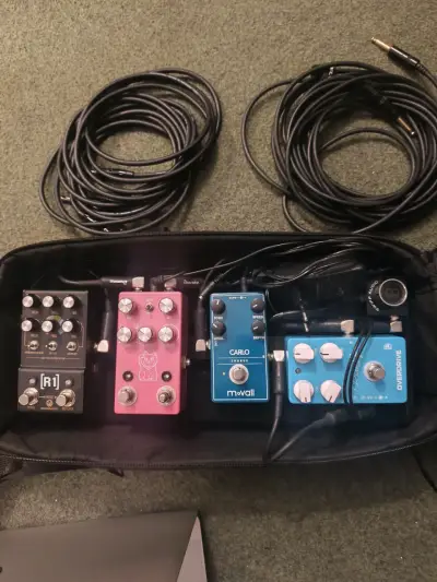 Set de pedales de efectos para guitarra con cables - miniatura 2