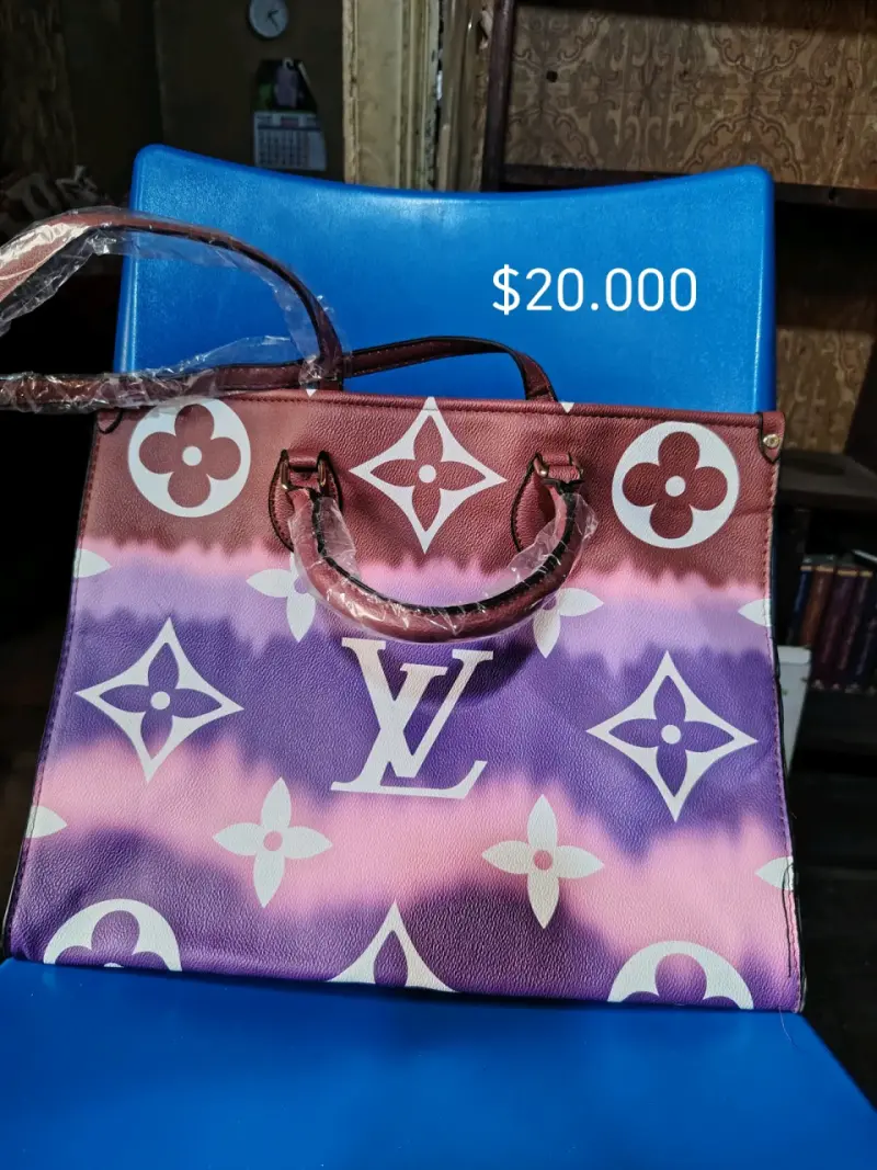 Bolso de mano con diseño floral y logo