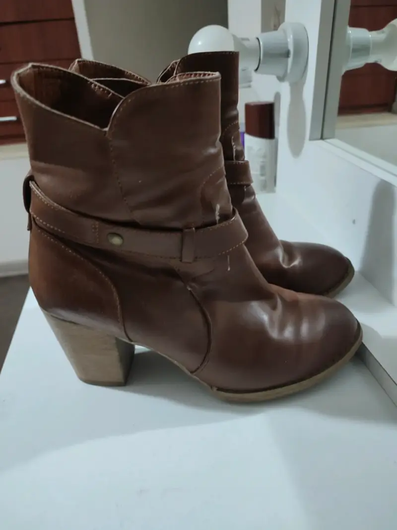 Botines de cuero marrón con tacón alto - 1