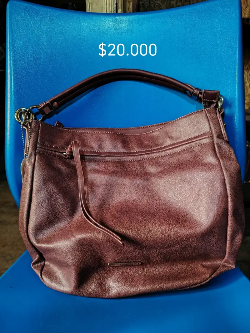 Bolso de cuero sintético marrón elegante