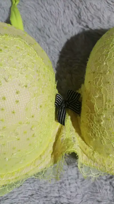 Sostén amarillo neón Victoria Secret - miniatura 2