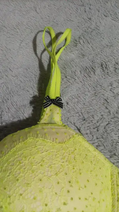 Sostén amarillo neón Victoria Secret - miniatura 3