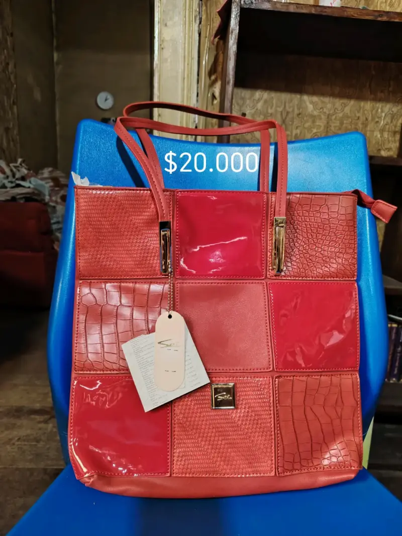 Bolso rojo con diseño de cuadros