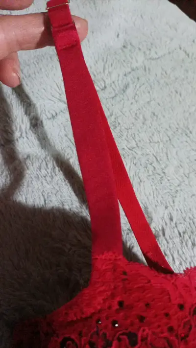 Sostén rojo de encaje con tirantes ajustables - miniatura 2