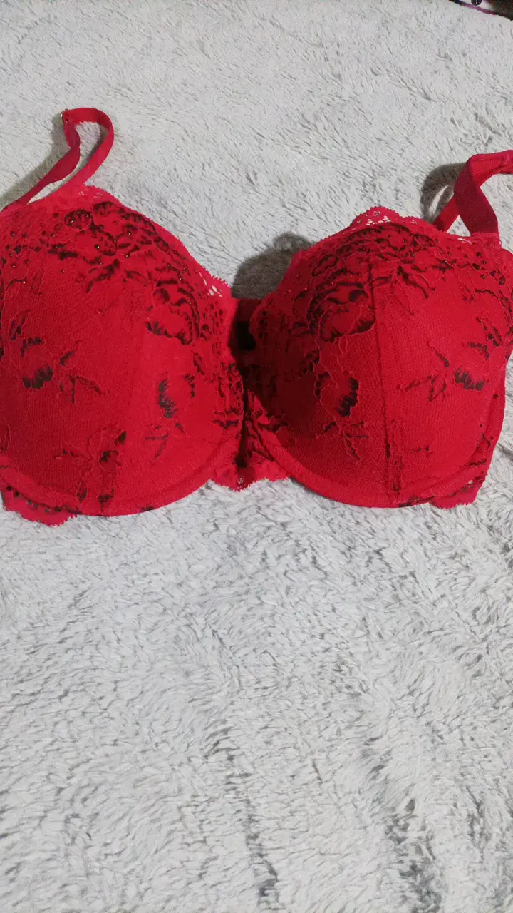 Sostén rojo de encaje con tirantes ajustables - 1