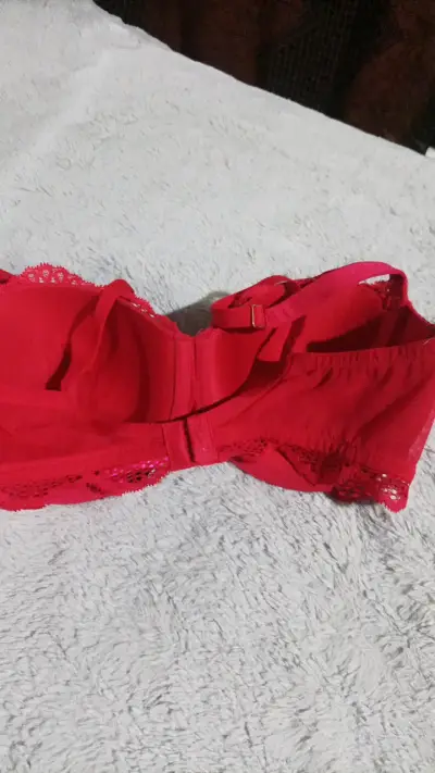 Sostén rojo de encaje con tirantes ajustables - miniatura 3