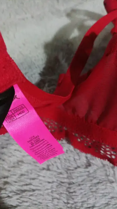 Sostén rojo de encaje con tirantes ajustables - miniatura 4